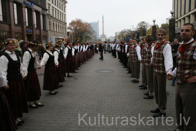 Jauniešu deju kolektīvs "Jezga" Ginesa rekordā "Viss garākā deja"